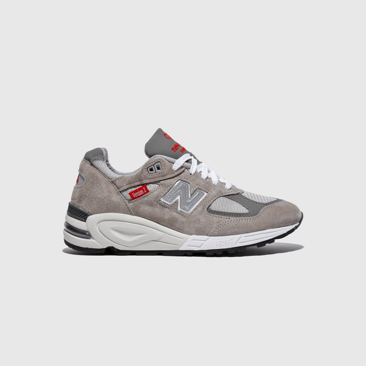 NEW BALANCE M990V2