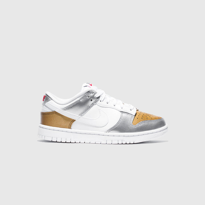 NIKE WMNS DUNK LOW SE "METALLIC GOLD SILVER"