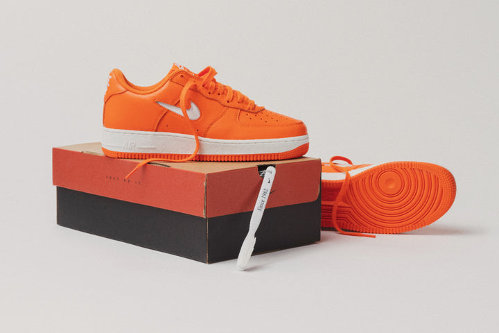 NIKE AIR FORCE 1 LOW RETRO "SAFETY ORANGE"
