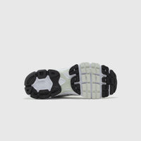 AIR MAX MOTO 2K "WHITE/METALLIC SILVER"