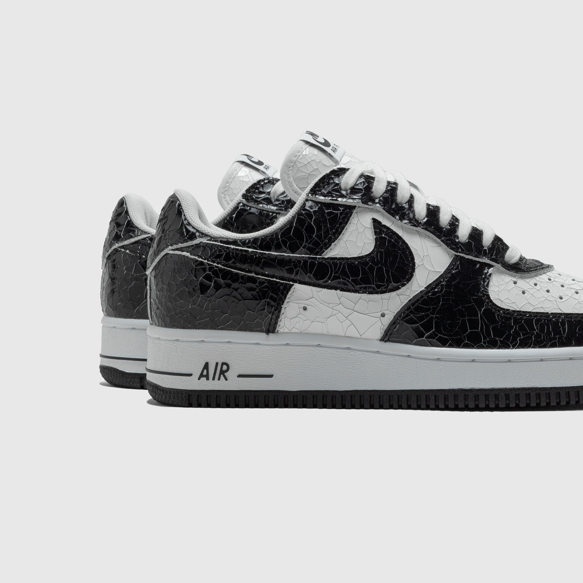 AIR FORCE 1 LOW CRACKED LEATHER "BLACK/WHITE"