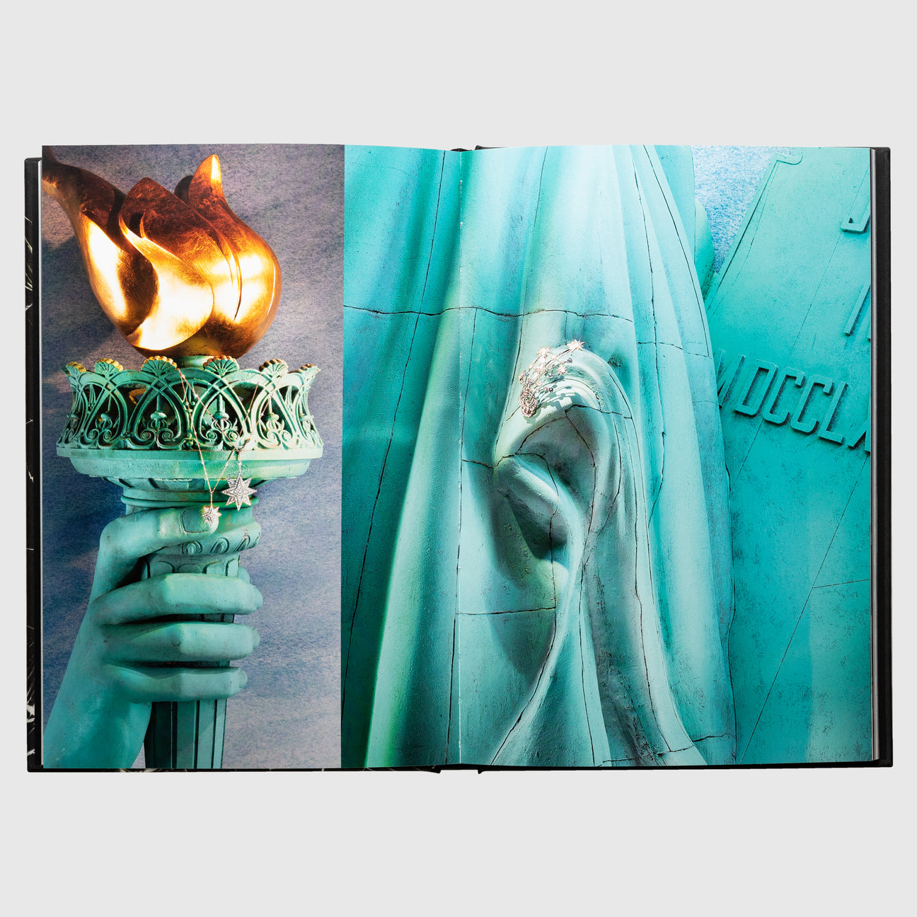 WINDOWS AT TIFFANY & CO. (ICON EDITION)