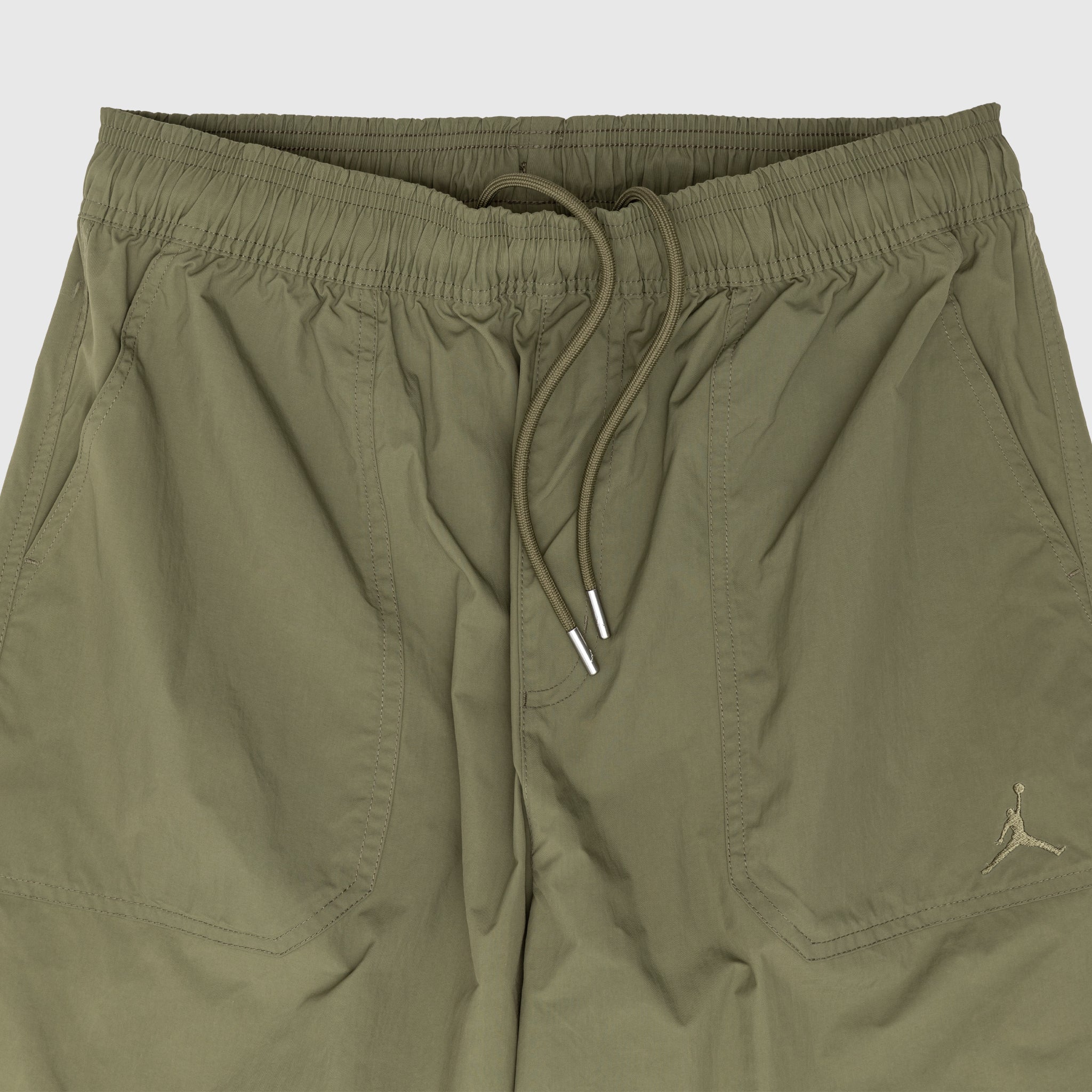 ESSENTIALS WOVEN PANT "MEDIUM OLIVE"