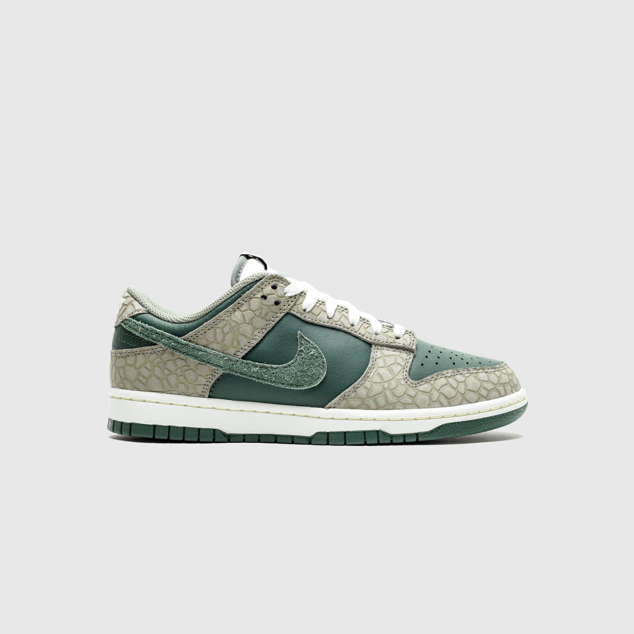 NIKE with DUNKLOWRETROPRM VINTAGEGREEN  HF4878 053 FRONT