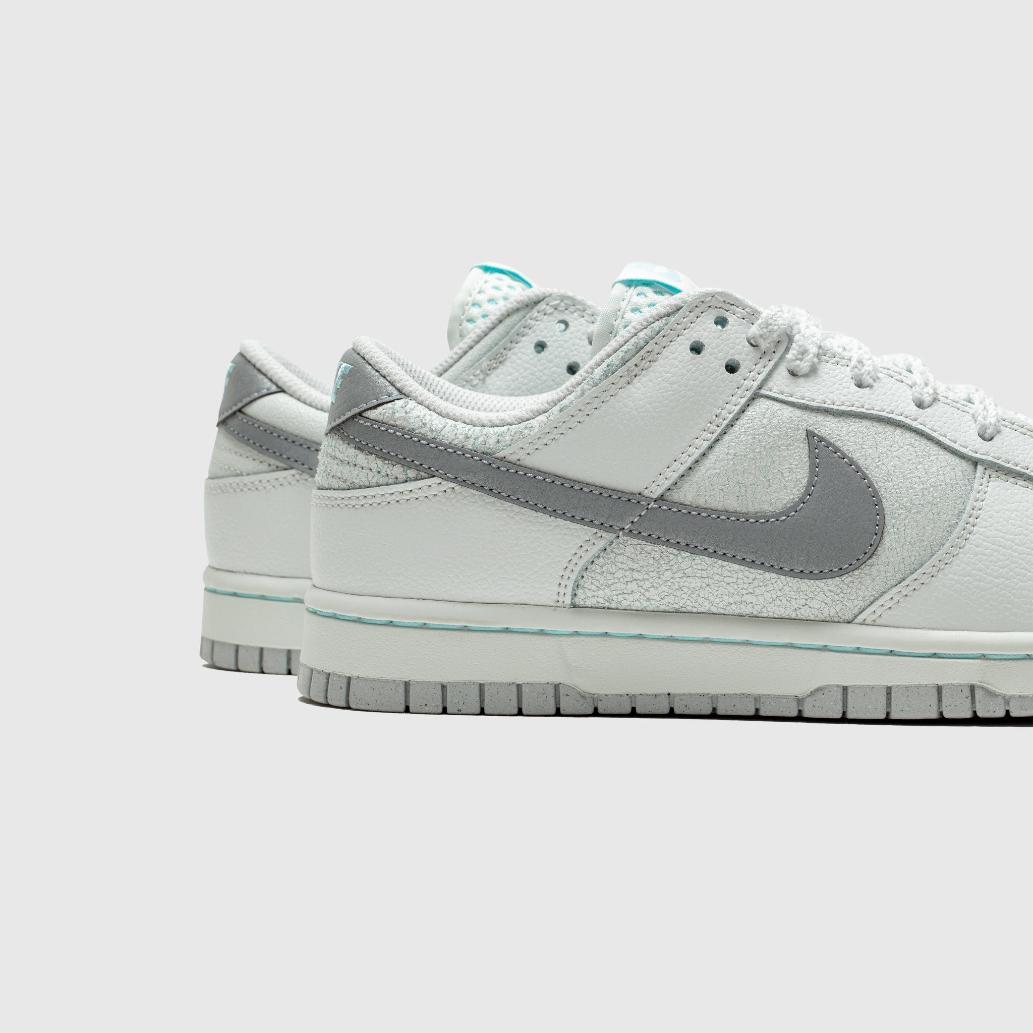 DUNK LOW RETRO SE "GLACIER ICE"