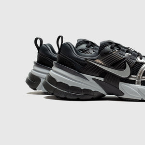 WMNS V2K RUN "BLACK & METALLIC SILVER"