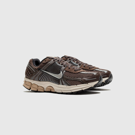 NIKE  WMNSZOOMVOMERO5 BAROQUEBROWN  FN6742 201 profile 450x450