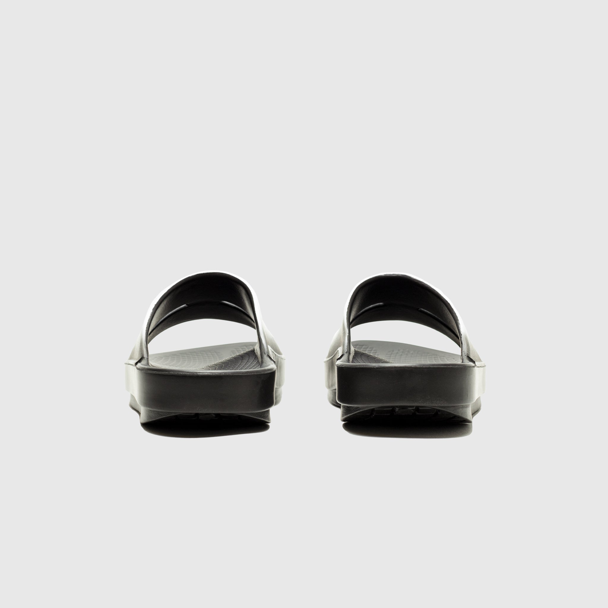 OOFOS ahh X AND WANDER RECOVERY SANDAL